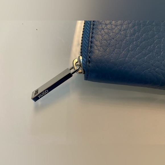 HUGO ziparound Pebbled Blue Wallet NWOT - Picture 4 of 7